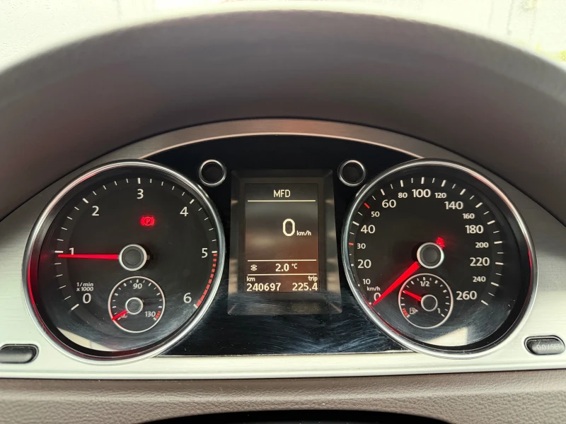 VW Passat 1.6 TDI , снимка 14 - Автомобили и джипове - 53136111