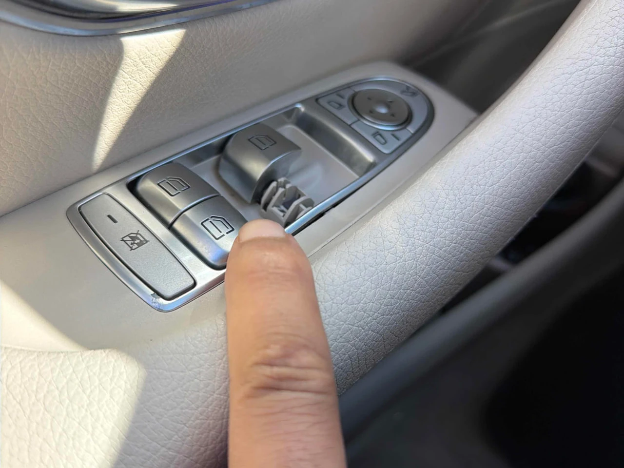Mercedes-Benz E 400 * АВТО КРЕДИТ* ЦЕНА ДО БГ * СЕРВИЗНА ИСТОРИЯ *  | Mobile.bg — изображение 12