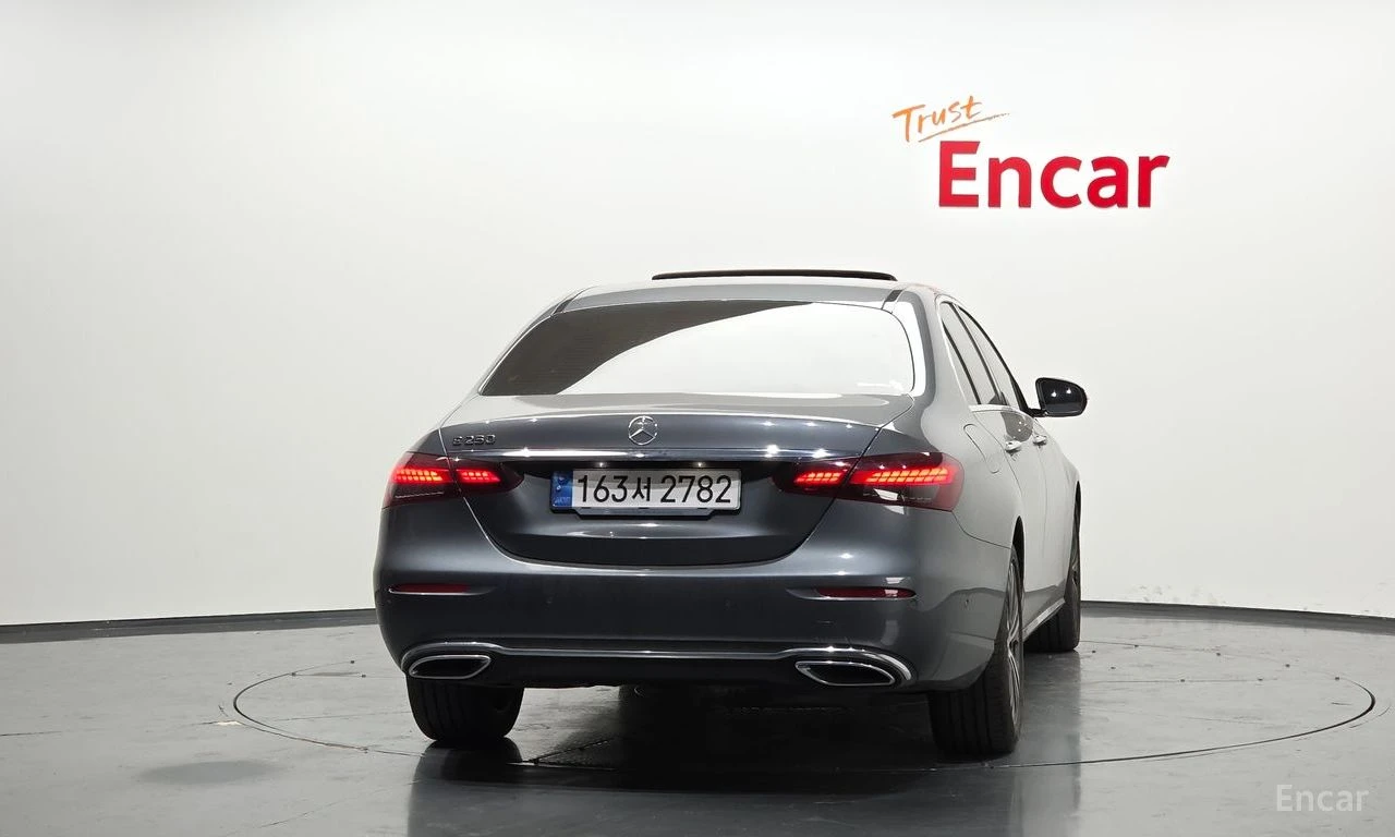 Mercedes-Benz E 250 Avantgarde* DISTRONIC* DIGITAL* AMBIENT* ПОДГРЕВ* , снимка 4 - Автомобили и джипове - 54713083