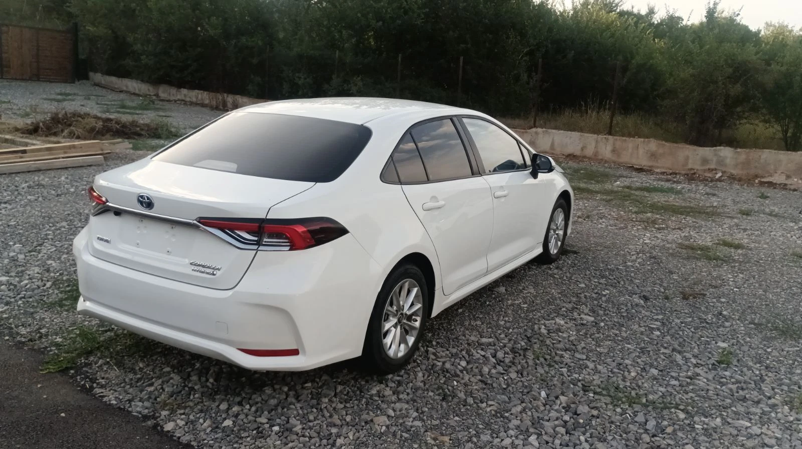 Toyota Corolla 1.8 хибрид, снимка 3 - Автомобили и джипове - 56230239