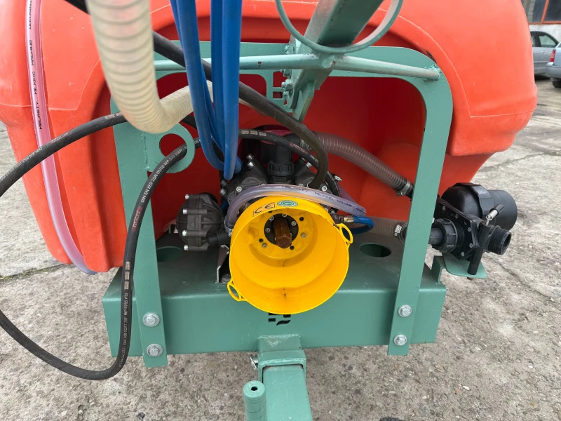 Пръскачка Друга марка 2000 литра 16 метра, хидравлично повдигане на щанг, снимка 5 - Селскостопанска техника - 52455127