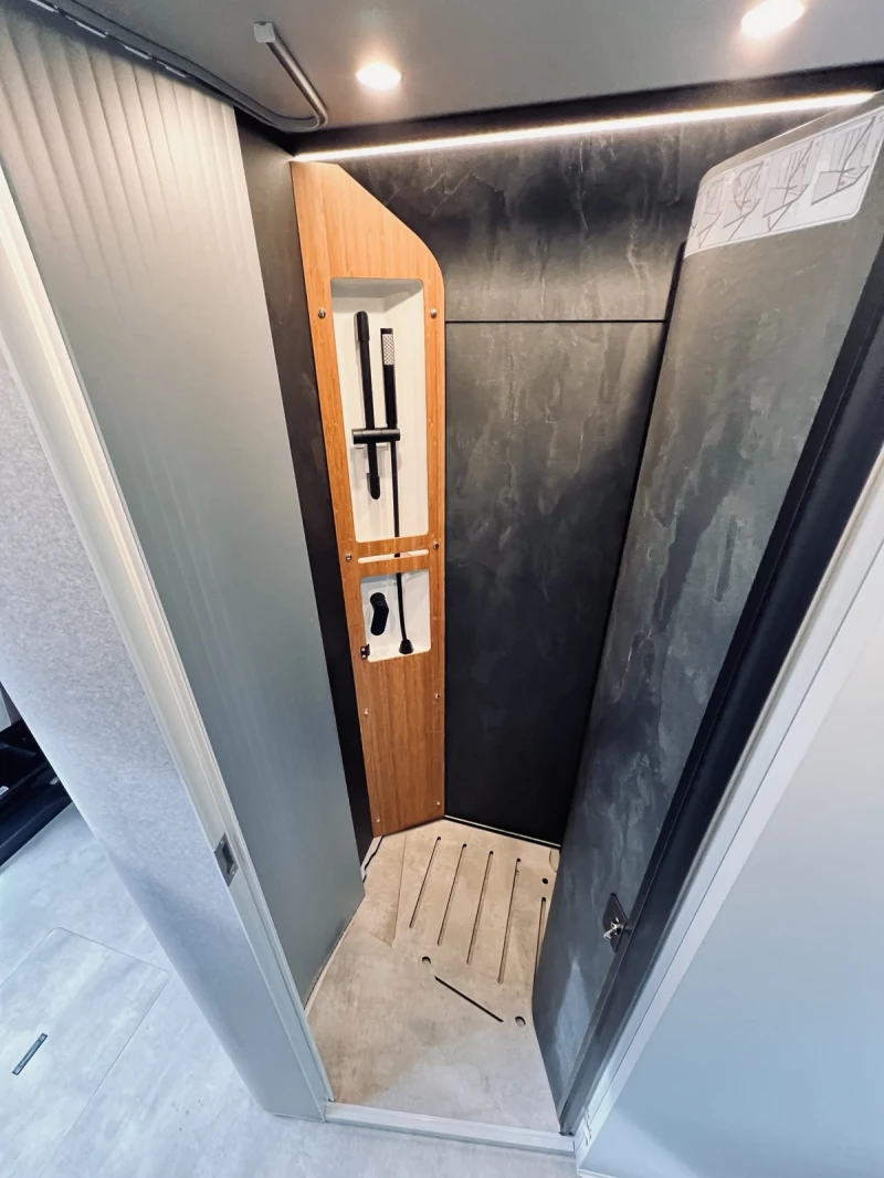 Кемпер HYMER / ERIBA 4X4 MERCEDES Venture S ДВОЕН ПОД КЛИМАТИК, снимка 16 - Каравани и кемпери - 50086699