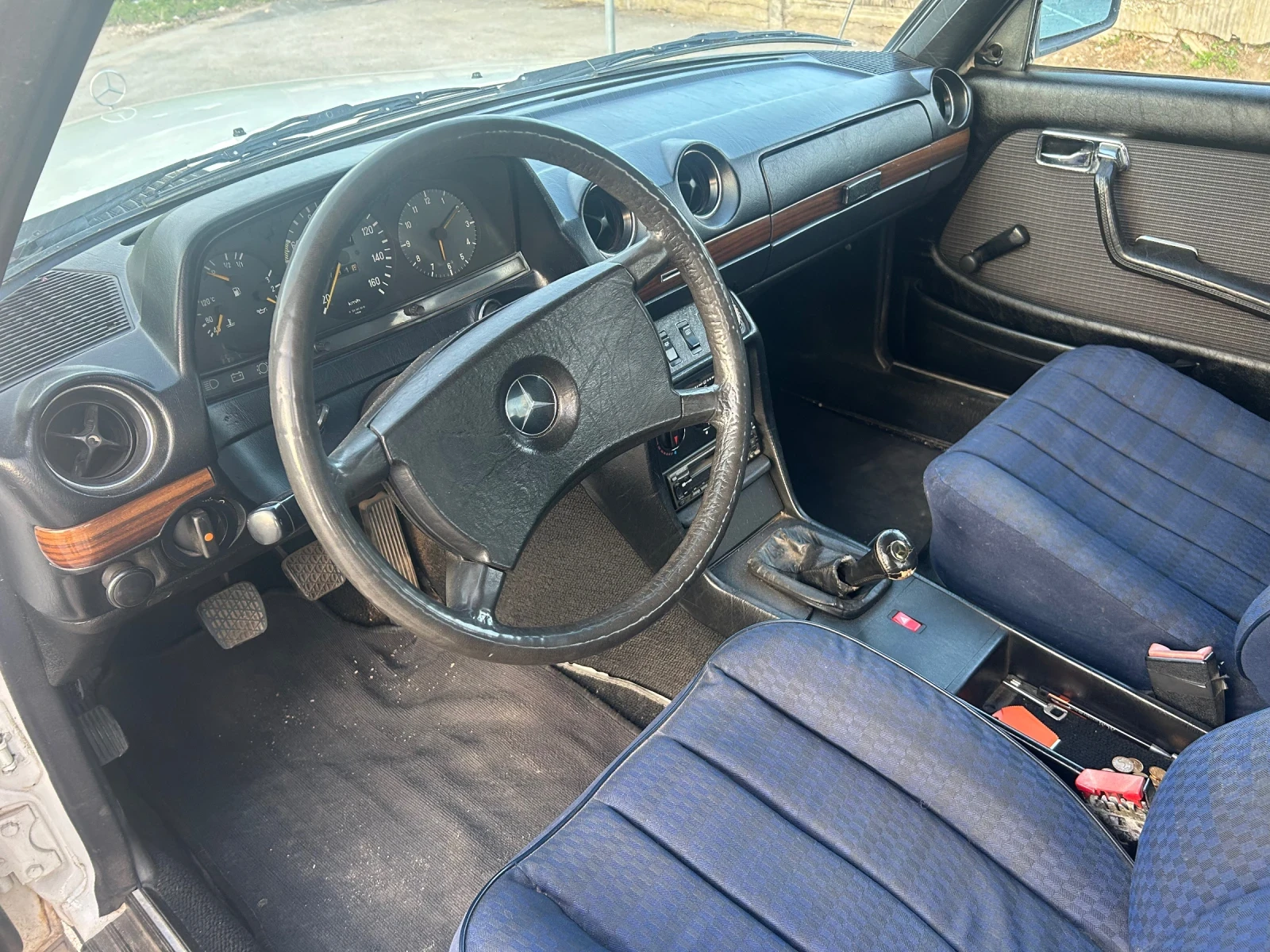 Mercedes-Benz 123 2.0 - изображение 6