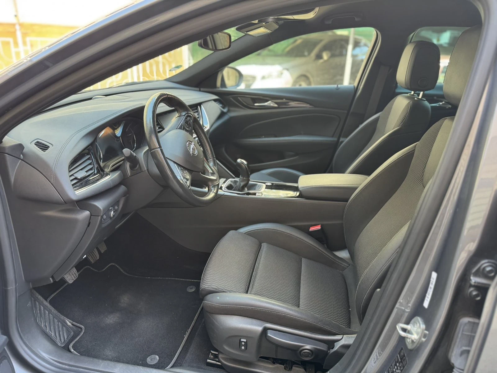 Opel Insignia Комби, снимка 3 - Автомобили и джипове - 53768848