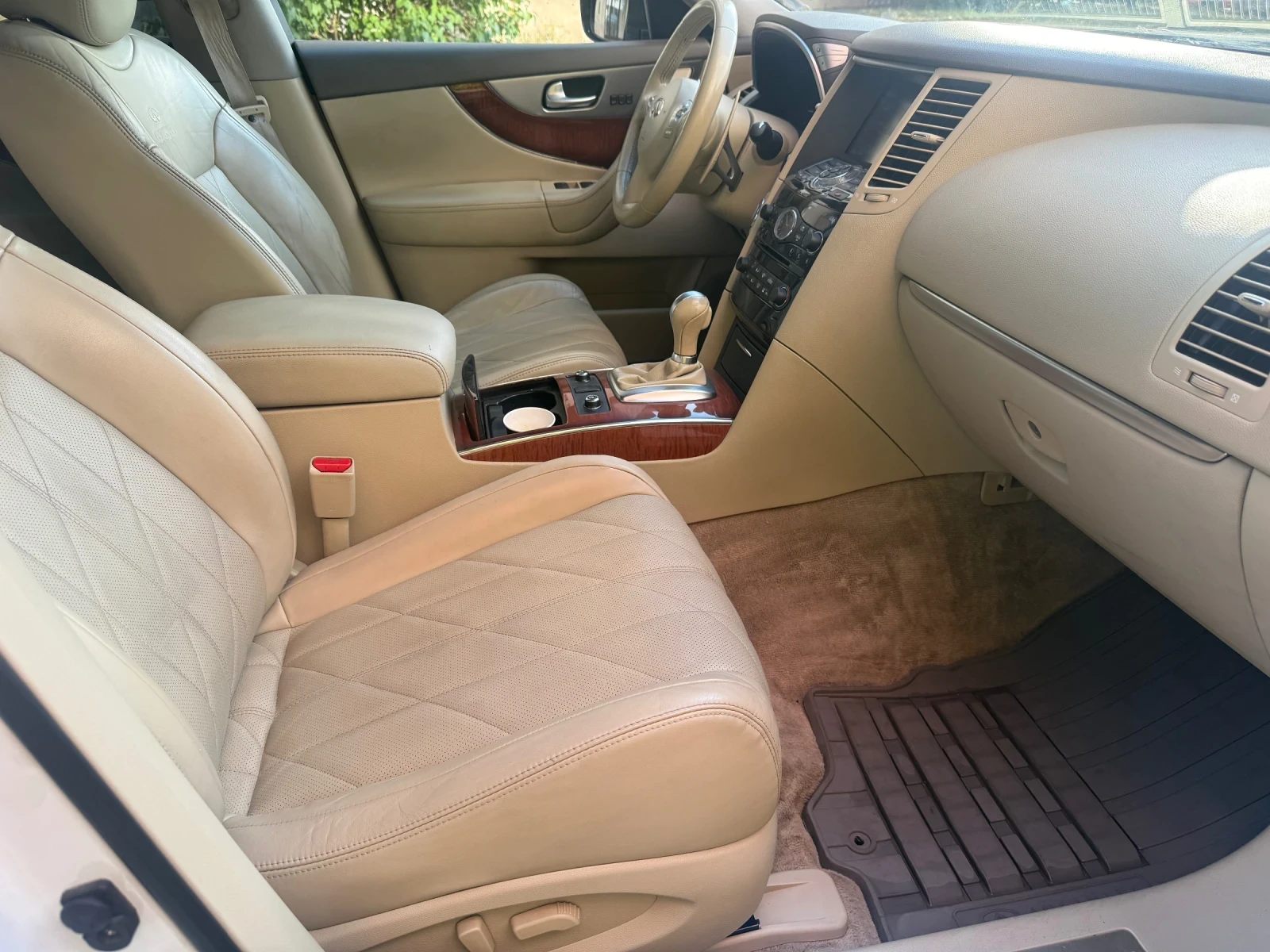 Infiniti QX70 3.0д Бяла перла - изображение 9