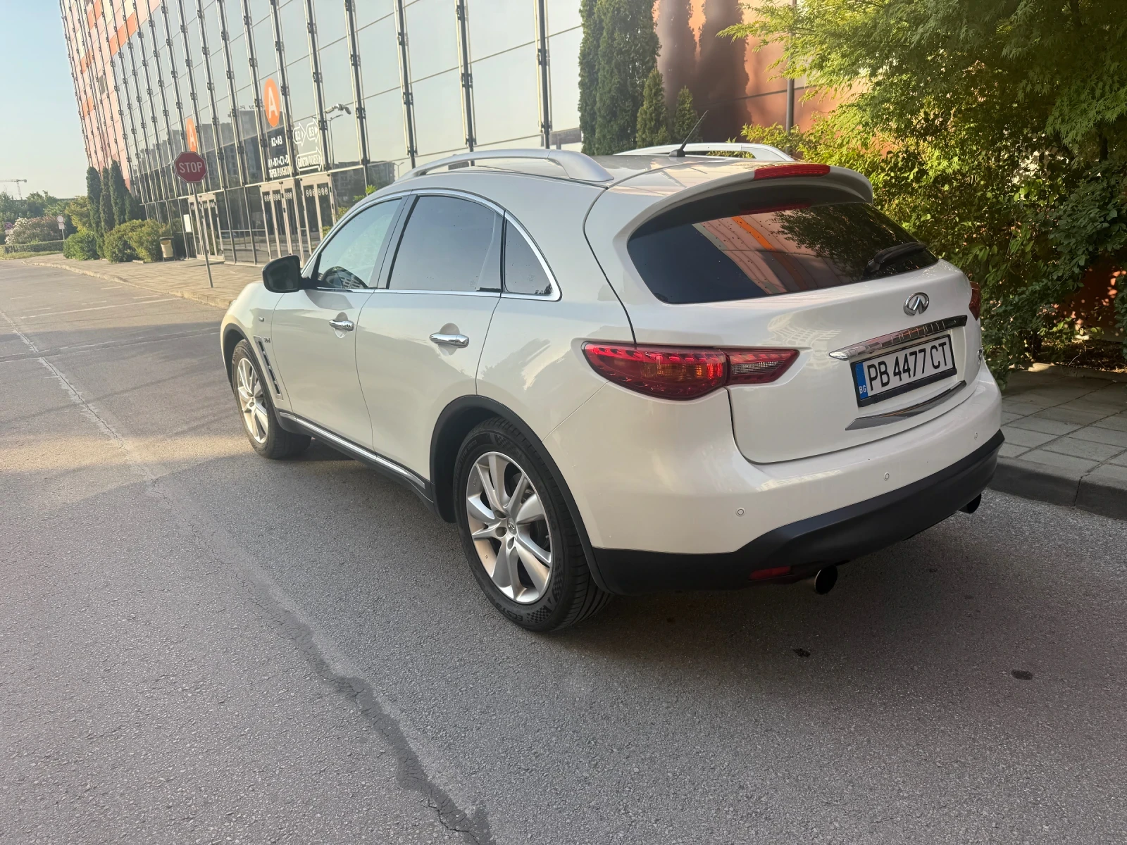 Infiniti QX70 3.0д Бяла перла - изображение 5