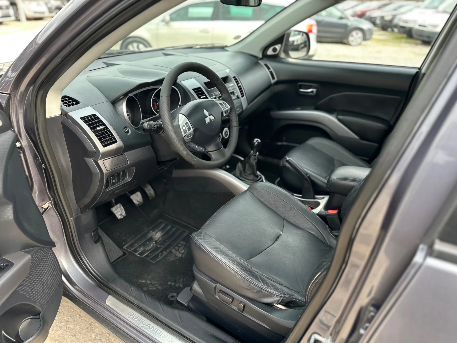 Mitsubishi Outlander 2.0d~4x4~7места, снимка 7 - Автомобили и джипове - 53992776