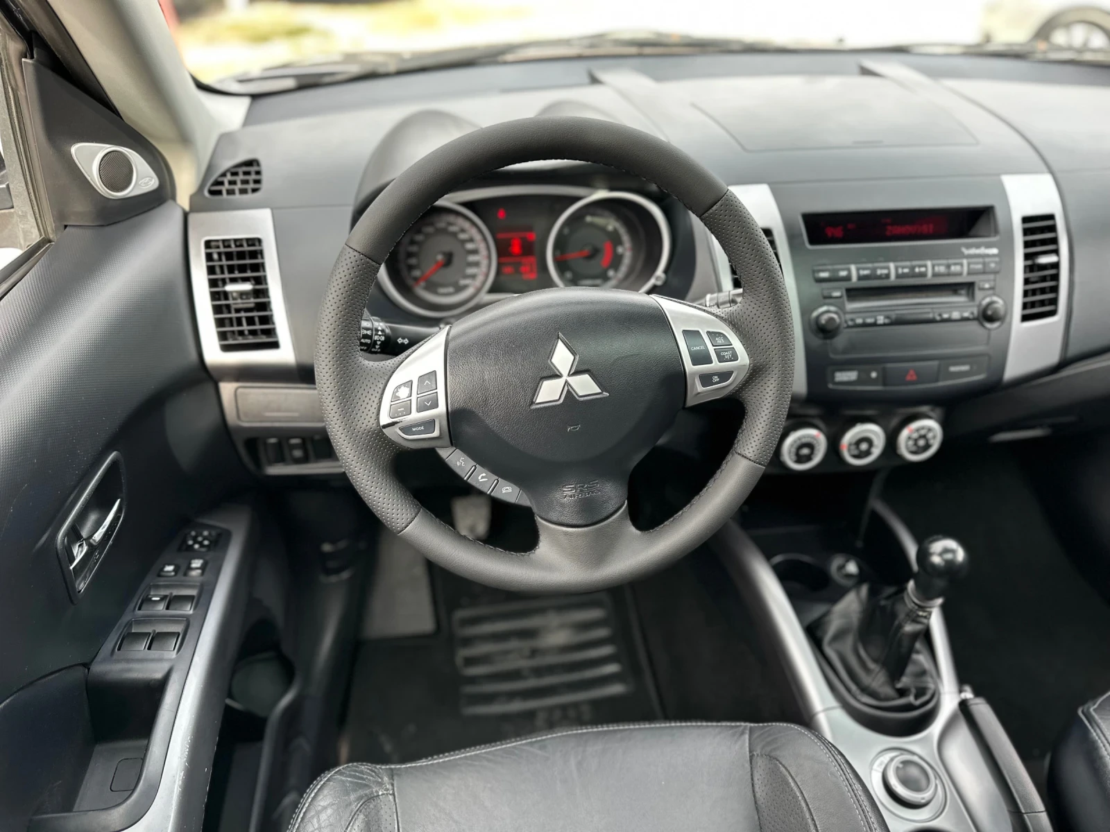 Mitsubishi Outlander 2.0d~4x4~7места, снимка 13 - Автомобили и джипове - 53992776