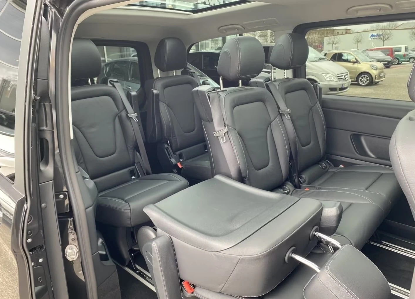 Mercedes-Benz EQV 300 LONG 360-CAMERA LED PANORAMA , снимка 13 - Автомобили и джипове - 54220323