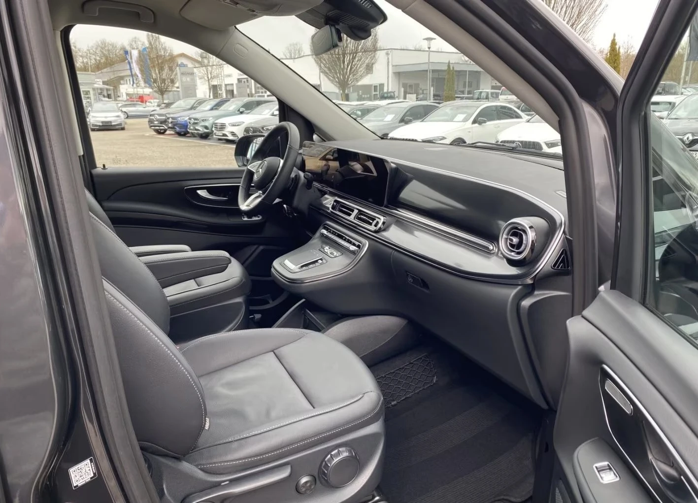 Mercedes-Benz EQV 300 LONG 360-CAMERA LED PANORAMA , снимка 5 - Автомобили и джипове - 54220323