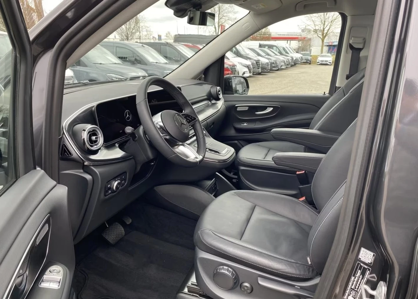 Mercedes-Benz EQV 300 LONG 360-CAMERA LED PANORAMA , снимка 6 - Автомобили и джипове - 54220323