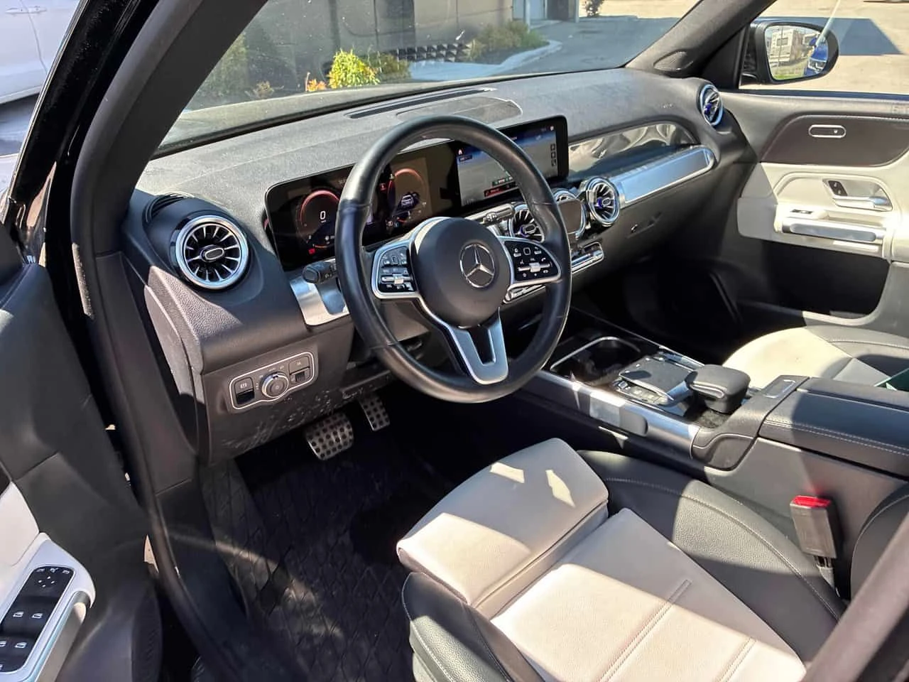 Mercedes-Benz GLB 250 4MATIC* DISTRONIC* 360КАМЕРИ* ПАНОРАМА* , снимка 5 - Автомобили и джипове - 54653290