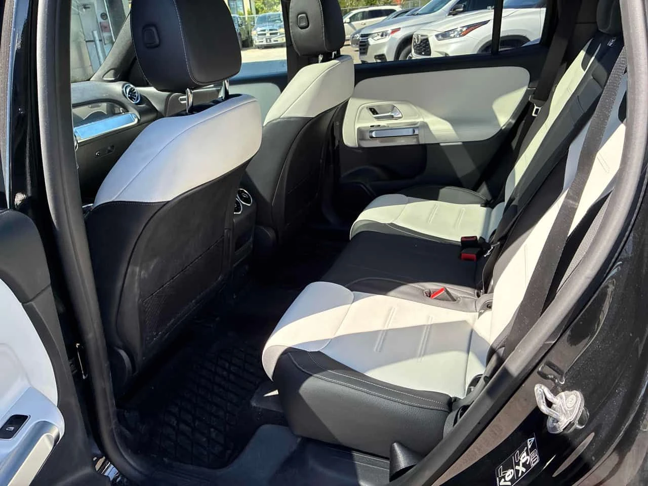 Mercedes-Benz GLB 250 4MATIC* DISTRONIC* 360КАМЕРИ* ПАНОРАМА* , снимка 13 - Автомобили и джипове - 54653290