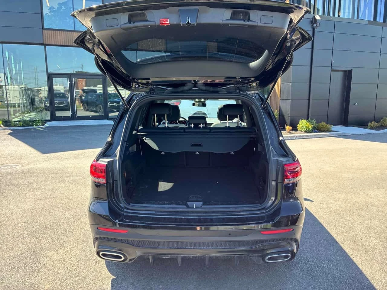 Mercedes-Benz GLB 250 4MATIC* DISTRONIC* 360КАМЕРИ* ПАНОРАМА* , снимка 14 - Автомобили и джипове - 54653290