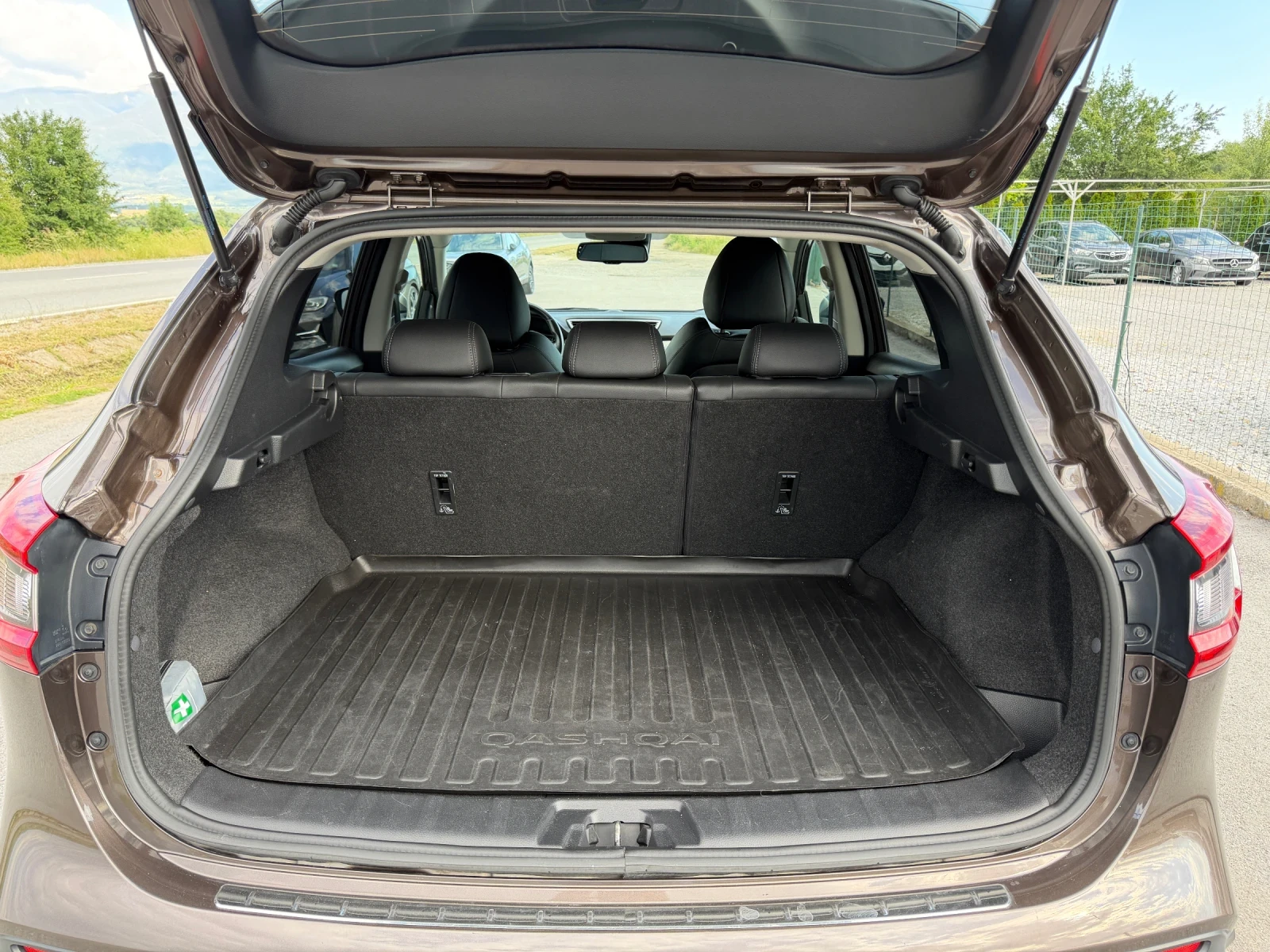 Nissan Qashqai 1.2 benzin, снимка 7 - Автомобили и джипове - 54803078