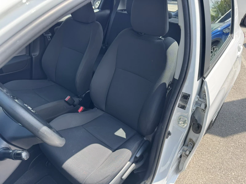 Toyota Yaris 1.5HYBRID, снимка 13 - Автомобили и джипове - 51276828