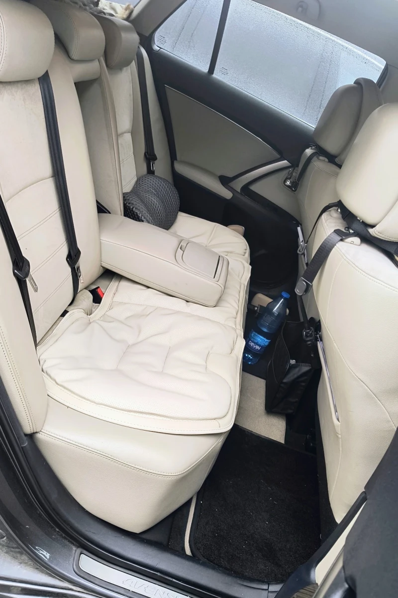 Toyota Avensis  Перфектна, снимка 6 - Автомобили и джипове - 53110345