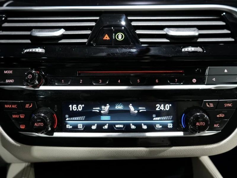 BMW 550  M550i xDrive Sedan AWD * АвтоКредит* (ЦЕНА ДО БГ), снимка 14 - Автомобили и джипове - 53344542