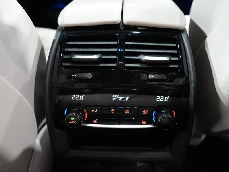 BMW 550  M550i xDrive Sedan AWD * АвтоКредит* (ЦЕНА ДО БГ), снимка 16 - Автомобили и джипове - 53344542