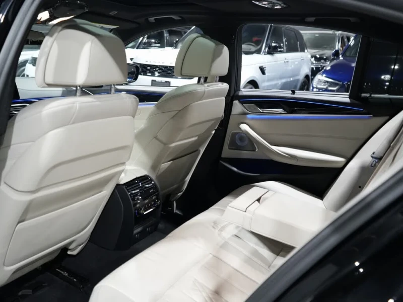BMW 550  M550i xDrive Sedan AWD * АвтоКредит* (ЦЕНА ДО БГ), снимка 8 - Автомобили и джипове - 53344542