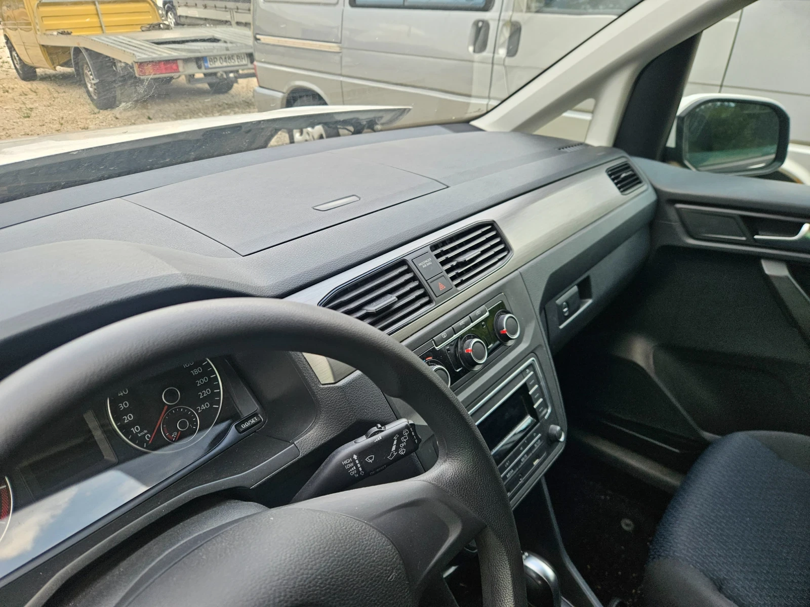 VW Caddy Пътнически 79000кммакси - изображение 9