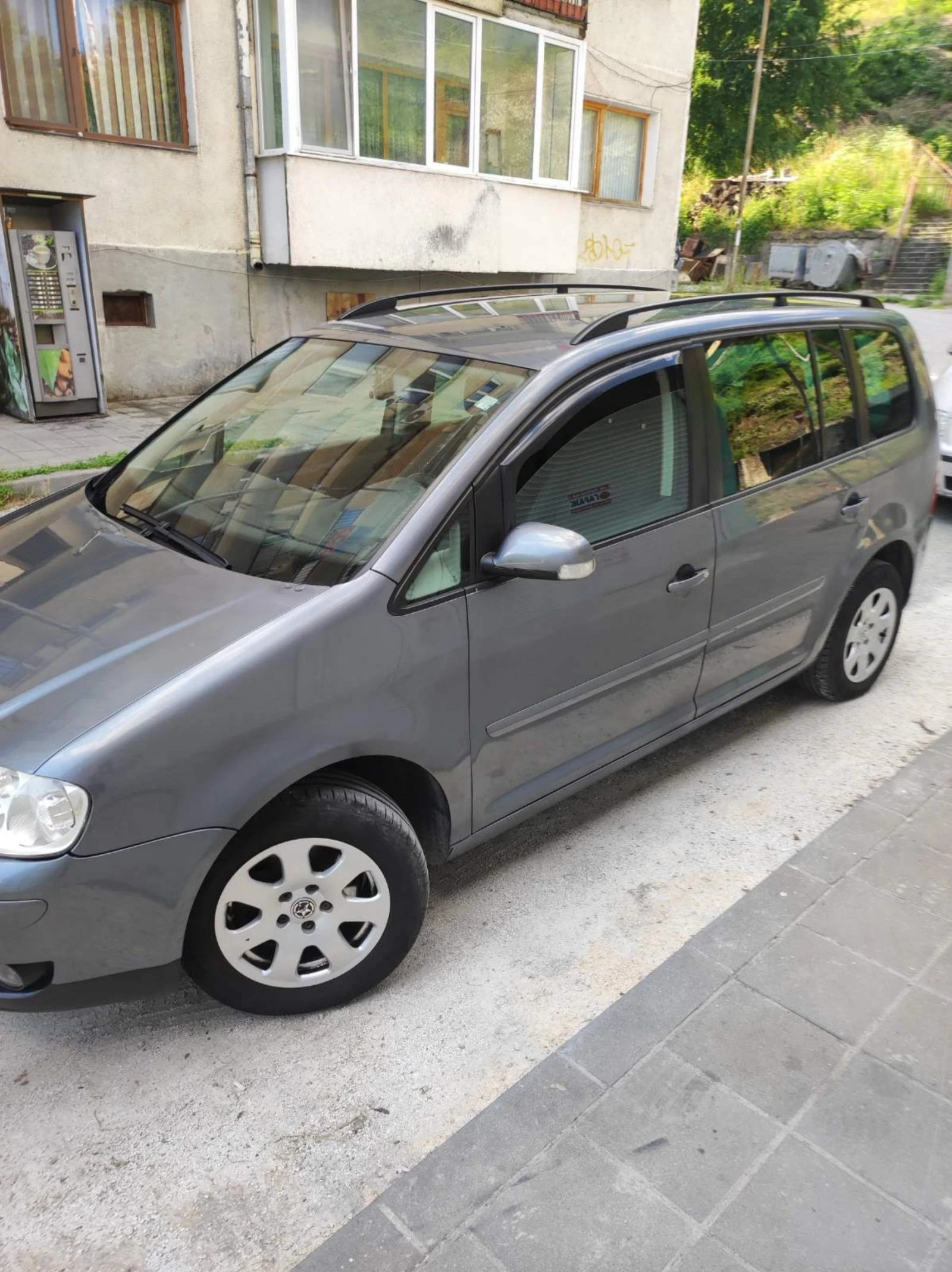 VW Touran 20 FSI, снимка 3 - Автомобили и джипове - 55023819