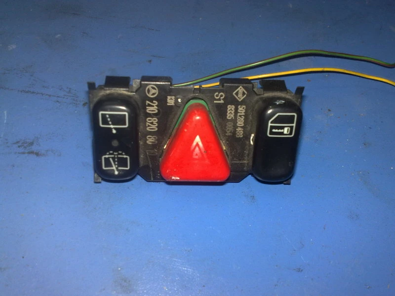 Копче аварийни за Мерцедес Ц-класа 98г.