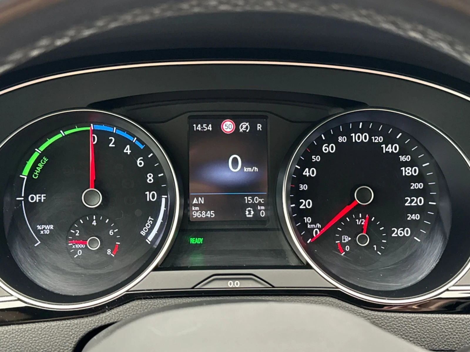 VW Passat GTE - изображение 8