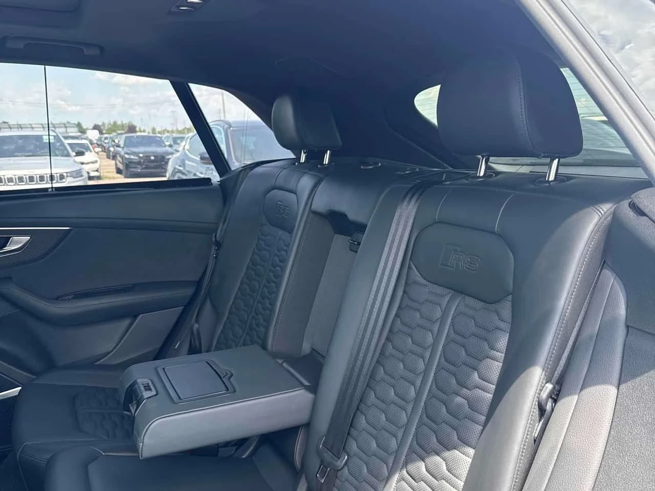 Audi RSQ8 * 4.0 TFSI quattro* АВТОКРЕДИТ БЕЗ ПЪРВОНАЧАЛНА* , снимка 10 - Автомобили и джипове - 55310132