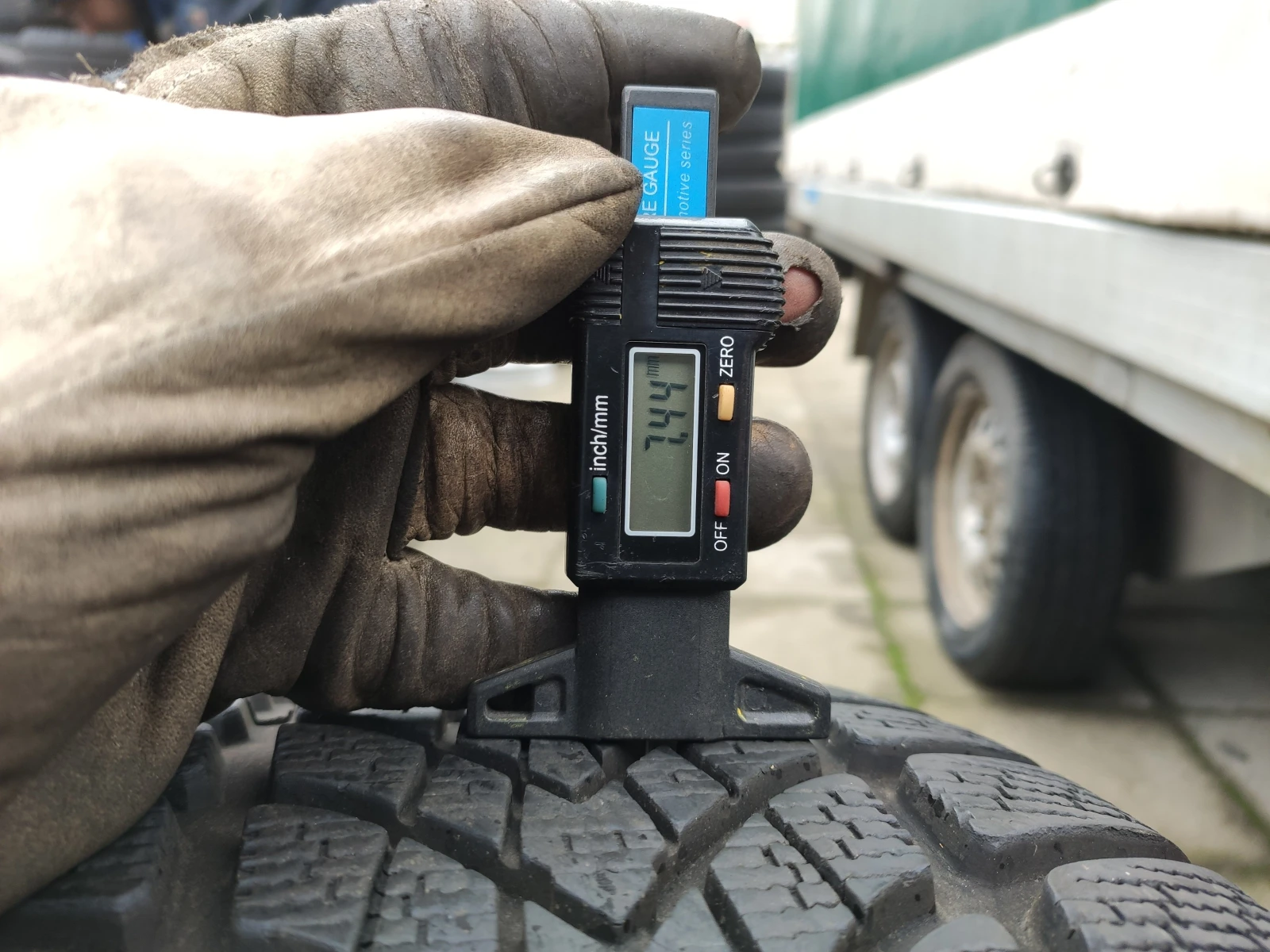 Гуми Зимни 225/50R17, снимка 4 - Гуми и джанти - 54806721