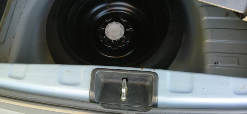 Toyota Yaris 1.0, снимка 13 - Автомобили и джипове - 52711191