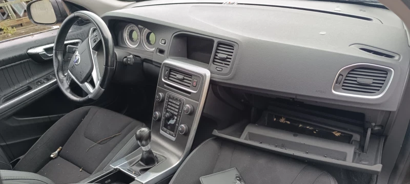 Volvo V60 2.0D/1.6D, снимка 10 - Автомобили и джипове - 53150635