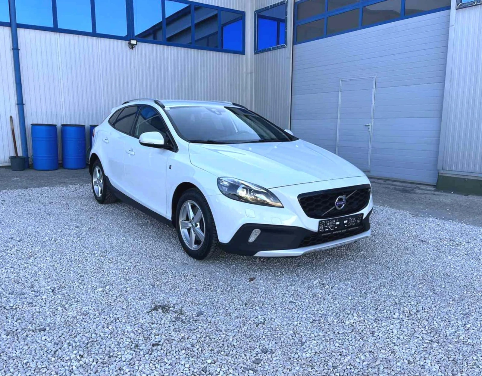 Volvo V40 Cross Country 2.0D - изображение 3