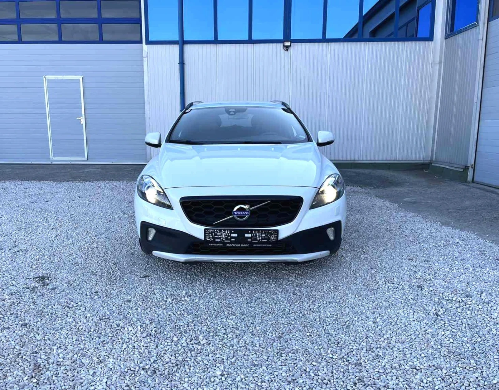 Volvo V40 Cross Country 2.0D - изображение 2