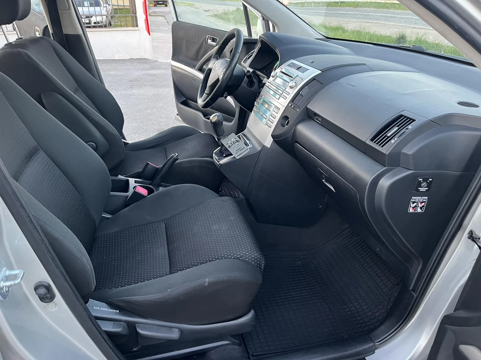 Toyota Corolla verso 2.2 D4D 136к 6 СКОРОСТИ КЛИМАТРОНИК - изображение 10