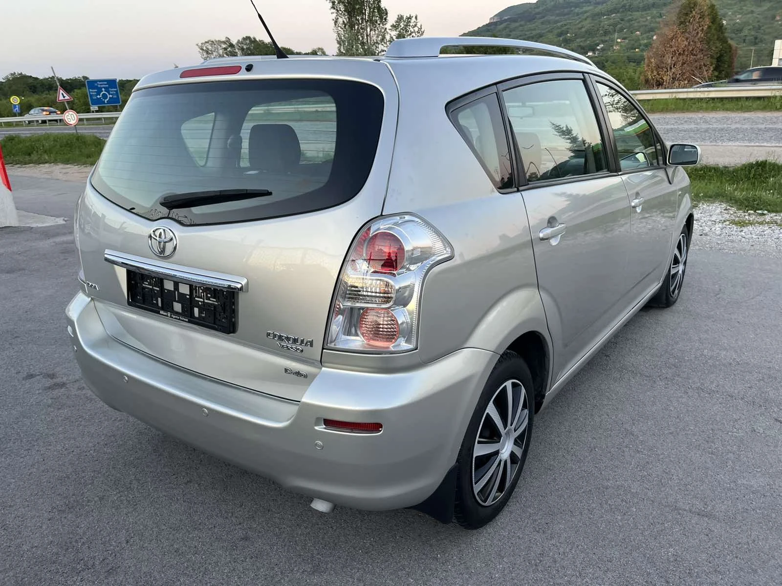 Toyota Corolla verso 2.2 D4D 136к 6 СКОРОСТИ КЛИМАТРОНИК - изображение 4