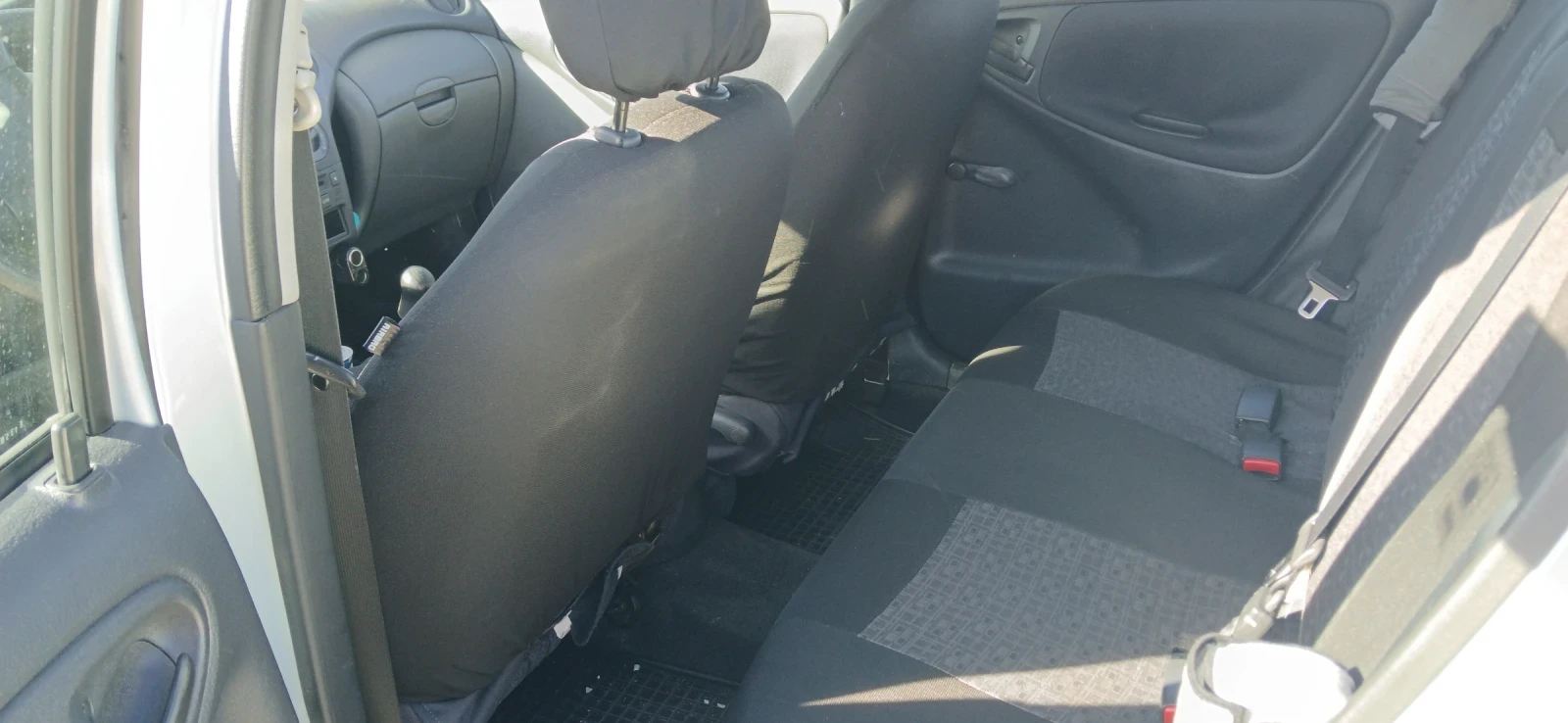 Toyota Yaris 1.0 - изображение 4