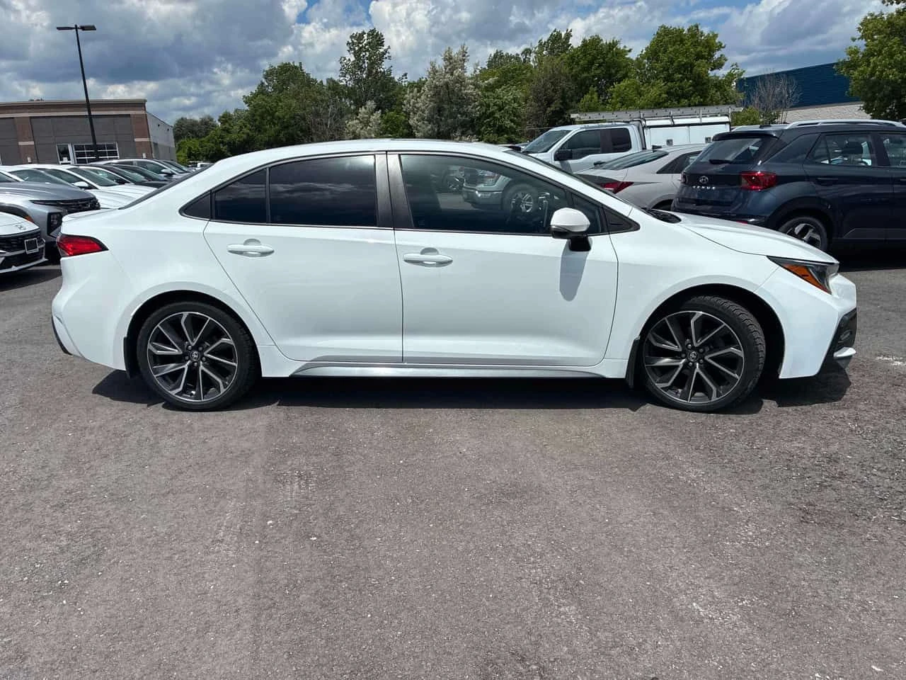 Toyota Corolla SE CVT| ПАМЕТ| ПОДГРЕВИ| ПАНО| 2 ЧИФТА ГУМИ| , снимка 3 - Автомобили и джипове - 55057258