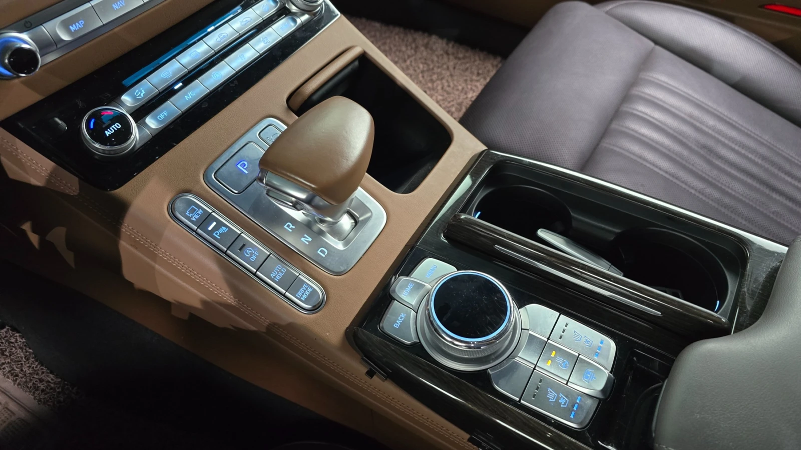 Genesis G90 AWD Luxury, снимка 8 - Автомобили и джипове - 56022367