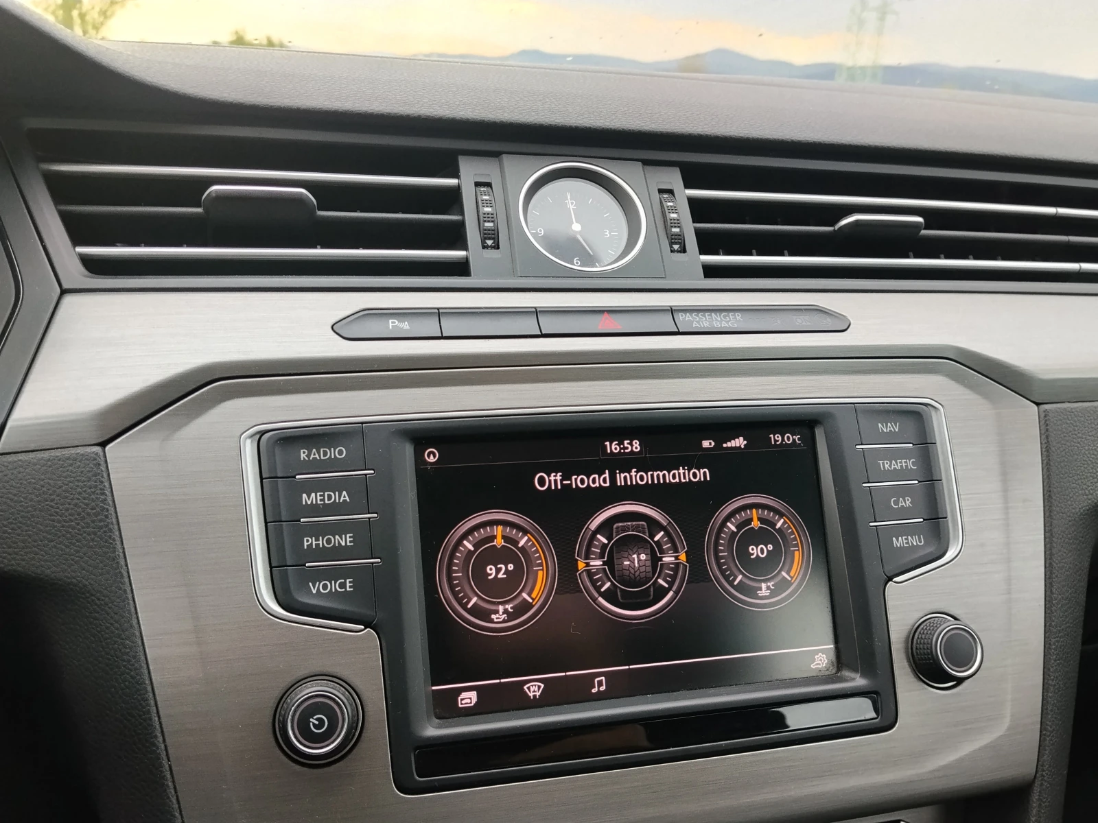 VW Passat B8/2.0 TDI 150 к.с/6 скорости/Euro 6/Keyless/Navi, снимка 10 - Автомобили и джипове - 56119604