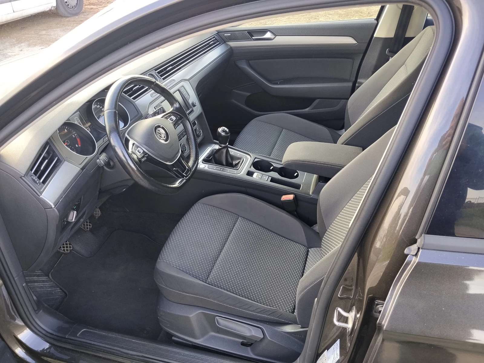 VW Passat B8/2.0 TDI 150 к.с/6 скорости/Euro 6/Keyless/Navi, снимка 6 - Автомобили и джипове - 56119604