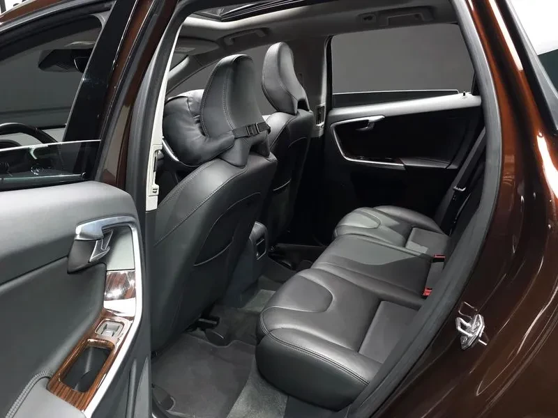 Volvo XC60 D5 AWD, снимка 12 - Автомобили и джипове - 56356410