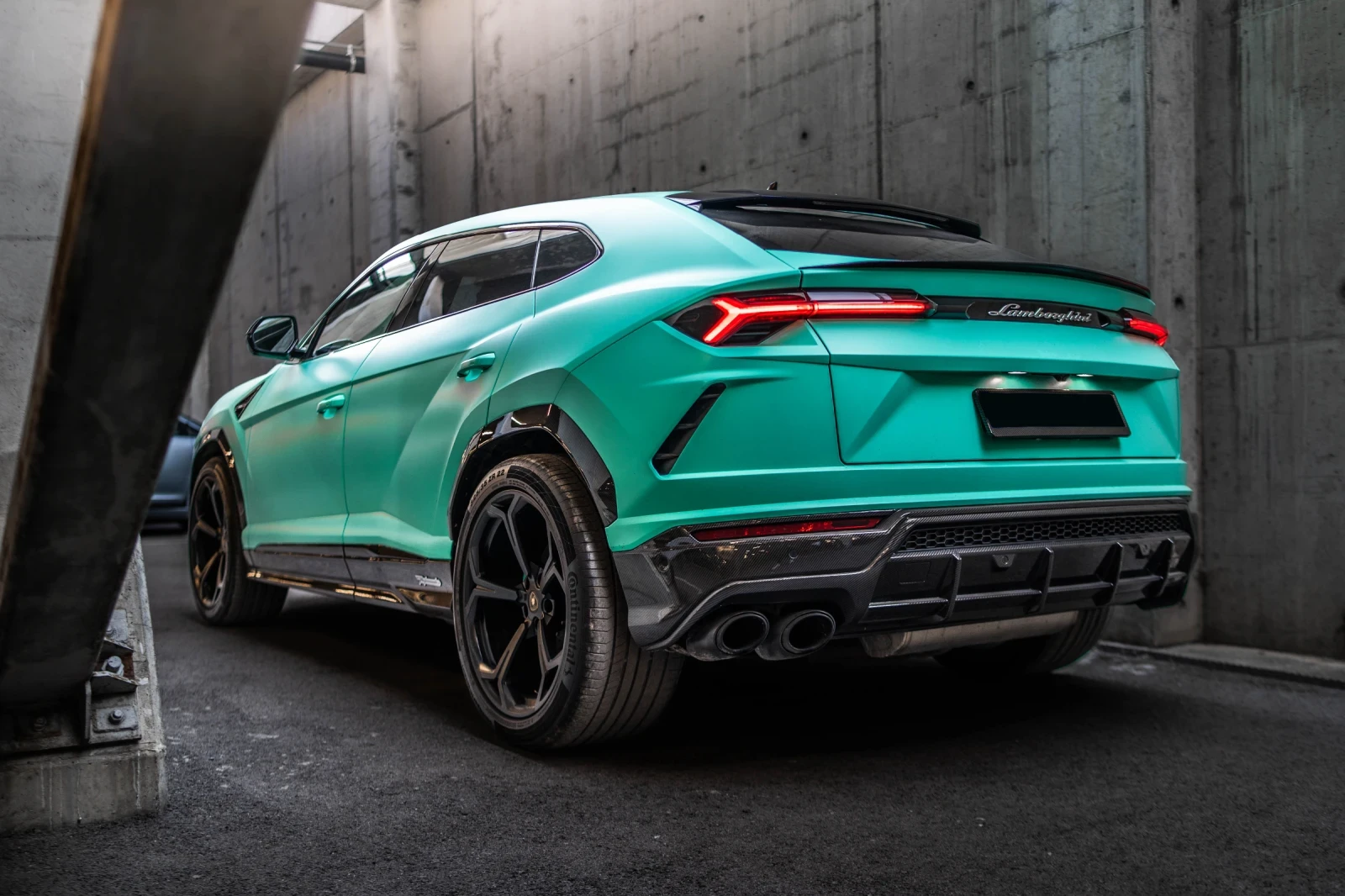 Lamborghini Urus EXCLUSIVE/CARBON/CERAMIC/AKRAPOVIC - изображение 4