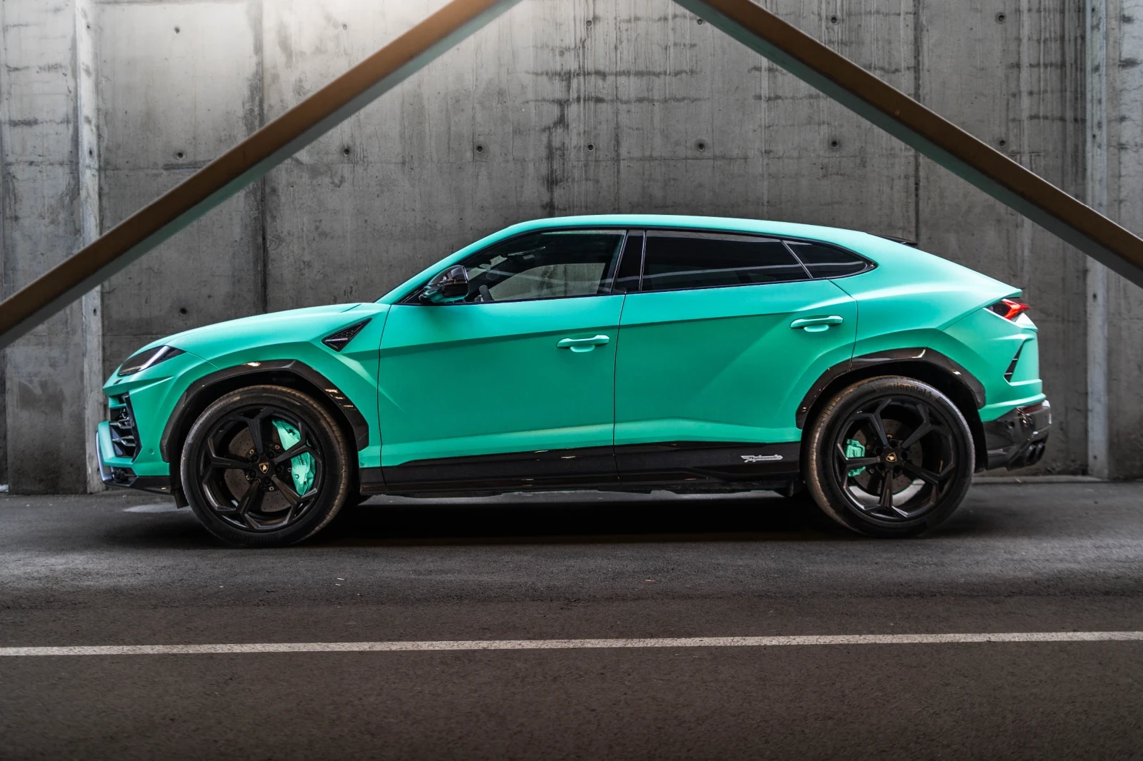 Lamborghini Urus EXCLUSIVE/CARBON/CERAMIC/AKRAPOVIC - изображение 8