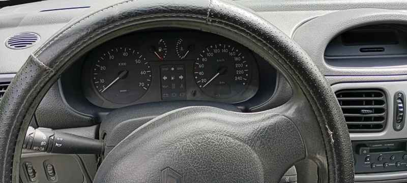 Renault Clio 2, снимка 7 - Автомобили и джипове - 49871822