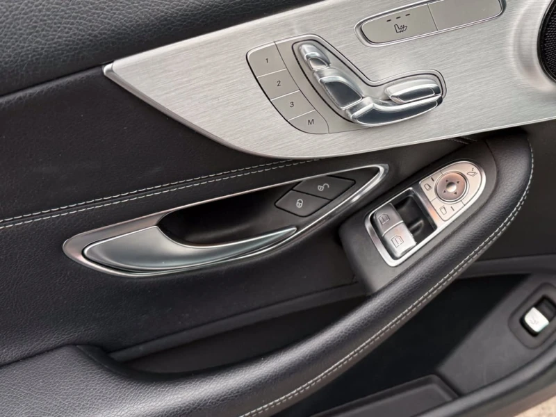 Mercedes-Benz C 300 * 4MATIC&#174; * CARFAX * ЦЕНА ДО БГ, снимка 14 - Автомобили и джипове - 52726182