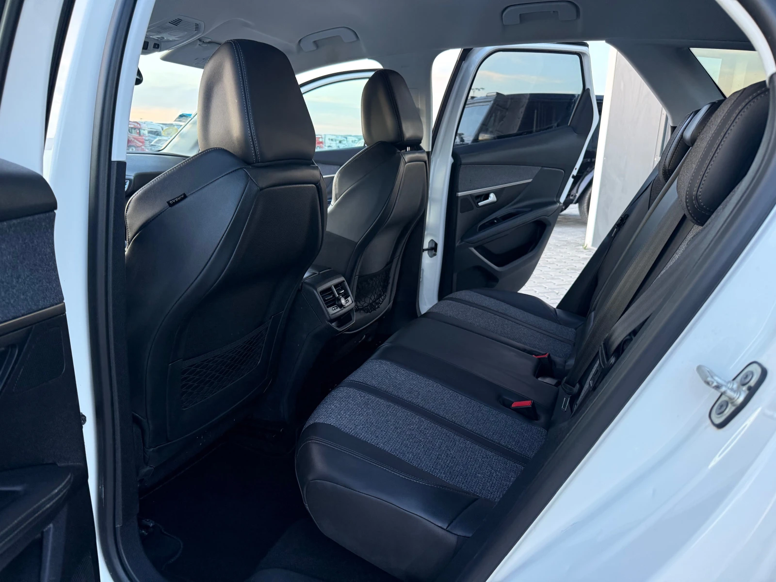 Peugeot 3008 1.5HDI 131 ks Собствен Лизинг !!!, снимка 12 - Автомобили и джипове - 54355433