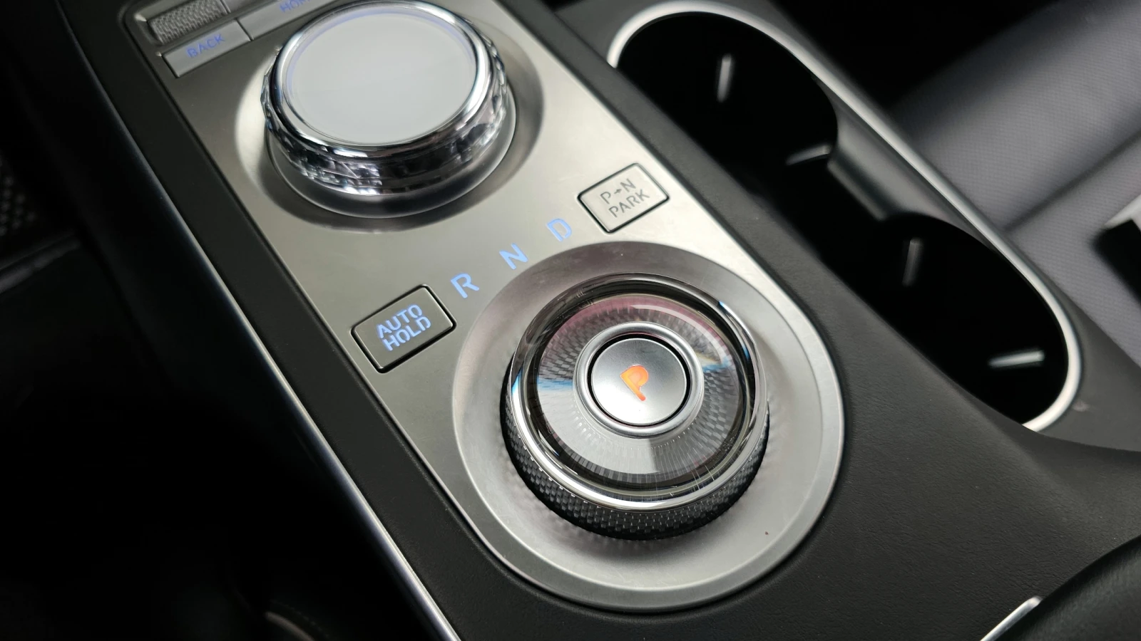 Genesis GV70 2.5* BLIND SPOT* ЕЛ. БАГАЖНИК* КРАЙНА ЦЕНА, снимка 9 - Автомобили и джипове - 55496100