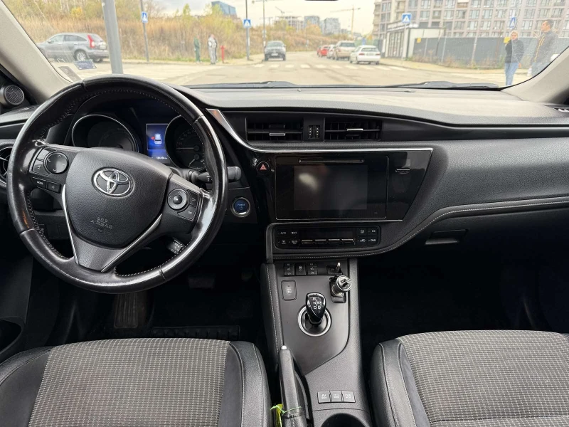 Toyota Auris 1.8 Hybrid, снимка 11 - Автомобили и джипове - 52361761