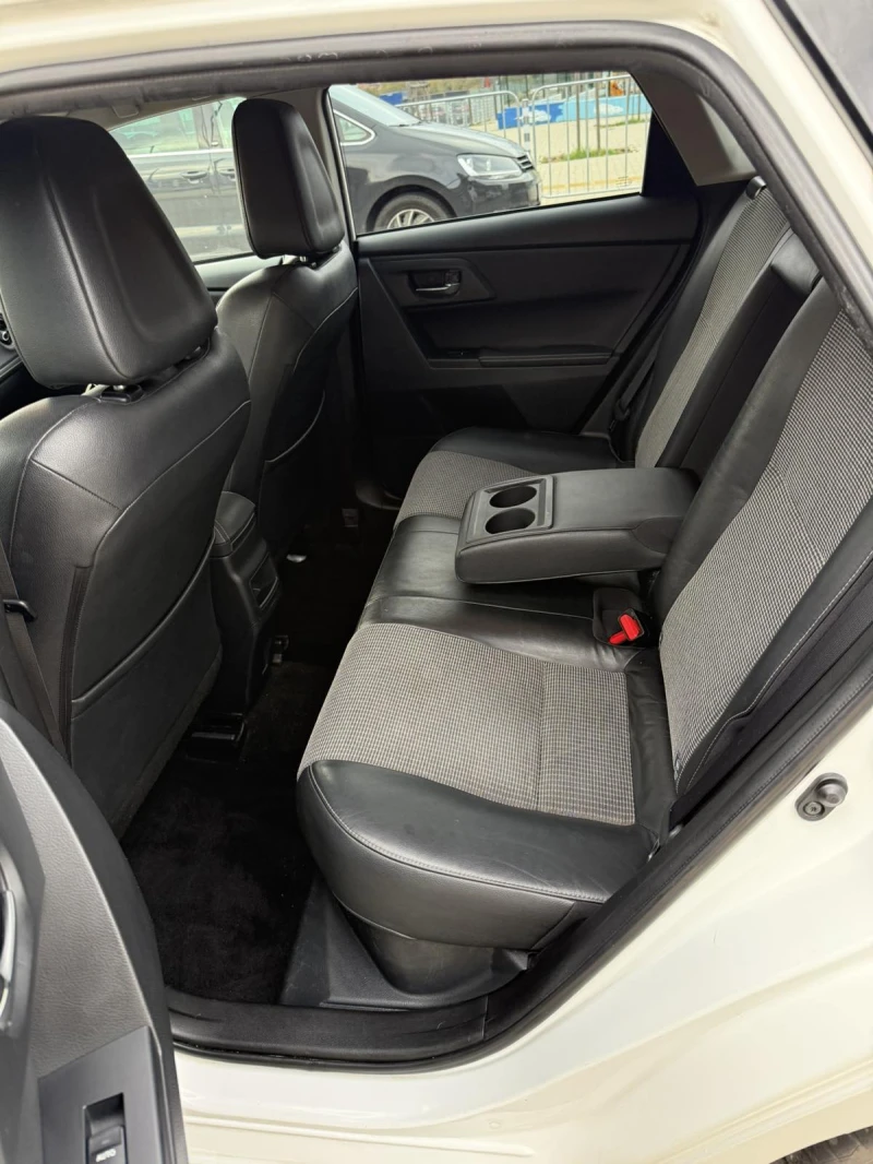 Toyota Auris 1.8 Hybrid, снимка 7 - Автомобили и джипове - 52361761